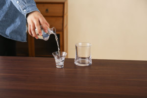 Carafe en verre cristallin pour saké japonais avec réservoir de glace, distributeur de vin chaud et pot à vin froid - Product Image 4