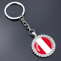Porte-clés drapeau du Pérou avec motif floral incrusté de strass, idéal comme breloque de sac ou accessoire en verre