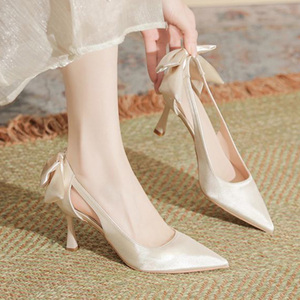 2025 nuove <span class=keywords><strong>scarpe</strong></span> da <span class=keywords><strong>sposa</strong></span> bianche con tacchi alti da <span class=keywords><strong>donna</strong></span> tacchi sottili a punta <span class=keywords><strong>scarpe</strong></span> da <span class=keywords><strong>sposa</strong></span> con fiocco a farfalla in raso - Product Image 5