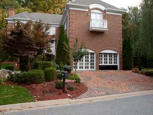 Puerta de Garaje de Acero Francesa Kendra con Dos Paneles y Cuatro Aberturas Laterales para Uso Comercial - Product Image 3