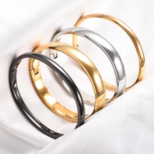 Bracelet manchette ouvert classique en acier inoxydable plaqué or 18 carats, lisse et simple, pour femme - Product Image 1