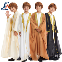 Nouvelle Collection 2026 : Qamis Garçon Style Bisht avec Broderie Dorée et Pompons – Vêtement Islamique Arabe pour Enfants, Idéal Ramadan, Aïd, Robe Saoudienne