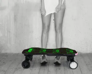 Commercio all'ingrosso su ordinazione con luci a led ruota su misura per adulti di skateboard hub trasmissione diretta motore 350W europa magazzino