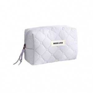 Nouvelle Pochette de Maquillage Imperméable en Polyester Matelassé Personnalisable, Luxe, Volumineuse, pour Voyage et Cadeau, Collection 2024 - Product Image 1