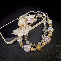 Exquisito colgante para teléfono móvil con diseño de pez de la suerte, diseño brillante con diamantes, cadena doble a juego, elegante y lujoso en oro y blanco.