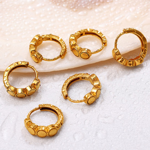 ต่างหูแบบห่วง ทรงเรขาคณิต สีทอง ดีไซน์ไม่สม่ำเสมอ เหล็กไทเทเนียม เครื่องประดับแฟชั่นสตรี สไตล์ยุโรปอเมริกัน - Product Image 3