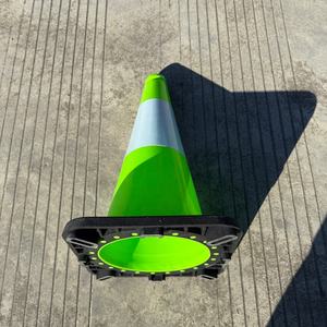 Flexibler grüner PVC-Straßenleitkegel, spritzgegossen, 70 cm, für Stadtstraßen und Verkehrssicherheit - Product Image 3