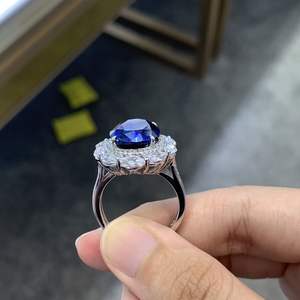 Anillo de Compromiso Vintage de Zafiro Azul Cultivado en Laboratorio de Silicona para Mujer, Chapado en Oro Rodio, Corte Ovalado, Certificado por Terceros - Product Image 3