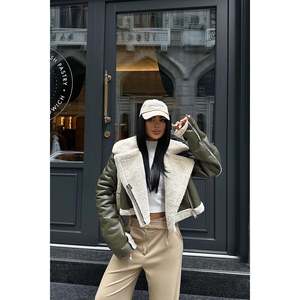 Chaqueta de Mujer con Detalles de Lana Color Caqui - Product Image 5