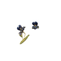 Boucles d'oreilles asymétriques en émail motif iris bleu de la série High Iris