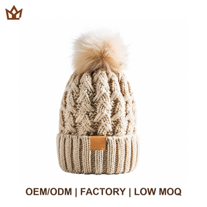 Bonnet en tricot torsadé épais doublé polaire pour femme avec pompon en fausse <span class=keywords><strong>fourrure</strong></span> – Vente en gros, OEM, logo personnalisé, marque privée - Product Image 1