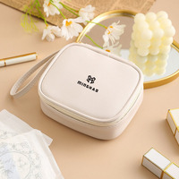 Logo personnalisé d'usine nouvelle couleur unie petit rouge à lèvres sac de rangement Mini PU cuir maquillage cosmétique pochette Portable fermeture éclair échantillon gratuit
