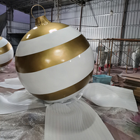 Décorations de Noël géantes d'extérieur pour usine : Boules de Noël en fibre de verre, grandes boules de Noël rayées pour une décoration festive