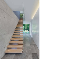 Escalier droit avec revêtement en poudre de couleur personnalisée pour appartements au design moderne
