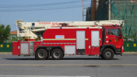 Camion de lutte contre les incendies Sinotruk HOWO rouge pour haute altitude avec fonction de jet d'eau, véhicule de sauvetage incendie