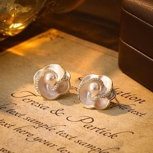 Boucles d'oreilles clous tendance Manta Rose au design avancé pour femmes, émail camélia, perle, aiguille en argent S925, plaqué or, zircon, cadeau - Product Image 2