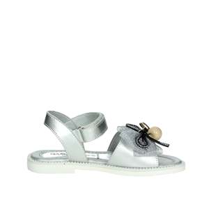 Sandalias Plateadas Gaelle Junior para Niñas con Decoración de Perlas y Correa Ajustable - Product Image 4