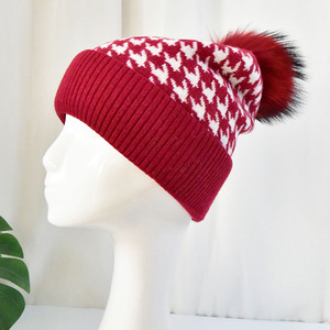 Bonnets d'hiver chauds en <span class=keywords><strong>laine</strong></span> tricotée avec <span class=keywords><strong>pompon</strong></span> en fourrure pour les femmes Fashion Houndstooth Pattern Wide Cuff Beanie Wholesale Loose Hat - Product Image 5