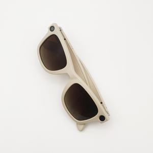 Gafas de Sol Fotocromáticas Rojas de Moda 2026 con Lentes Reemplazables de Alta Definición, Música Bluetooth y Audífonos con IA - Product Image 2