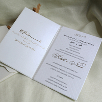 Invitation de mariage de luxe personnalisée avec couverture rigide à texture diamantée, estampage à chaud en feuille d'or, livret à deux volets avec enveloppes