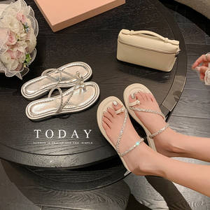 Sandalias planas antideslizantes de verano, estilo casual para vacaciones, sencillas y versátiles, con pedrería de perlas y punta dividida. - Product Image 6