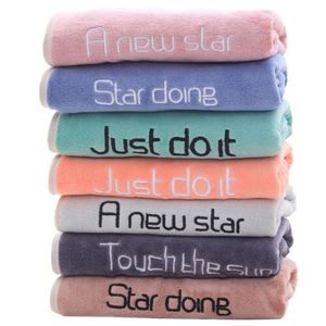 Serviette en microfibre personnalisée avec texte brodé pour cadeaux promotionnels - Product Image 1