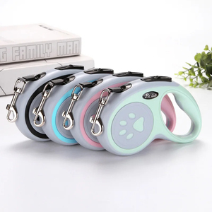 Correa Retráctil de Nailon con Diseño de Huella de Perro, 5M, para Perros Pequeños, Medianos y Grandes, Resistente, para Paseos al Aire Libre, con Mosquetones, para Yorkies y Otras Mascotas - Product Image 1