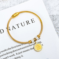 Fabricant de bijoux OEM ODM sur mesure, bracelet en acier inoxydable plaqué PVD, chaîne serpent, charme carré en CZ, commande en gros