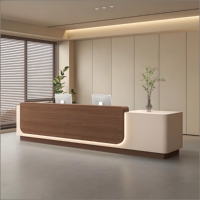 Comptoir de réception moderne et élégant en bois pour hall d'hôtel, bureau, caisse, espaces commerciaux