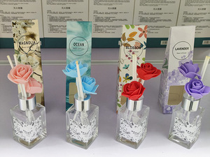 Difusor de caña de aroma sin llama de 30ml de venta directa del fabricante con decoración de flores falsas para refrescar el aire en interiores. - Product Image 3