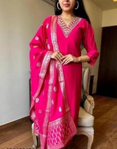 Ensemble ethnique fantaisie Kurta en coton avec dupatta tissu flammé rayonne manches trois-quarts Style indien Salwar prix de gros - Product Image 2