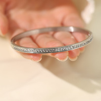 Bracelet jonc ouvrable en acier inoxydable avec strass pour femme – Chic, étanche, polyvalent pour les fêtes et le quotidien