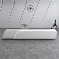 Comptoir de réception moderne blanc pour salons de beauté et de manucure, avec petite table d'accueil en bois coloré