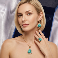 Parure de bijoux ethniques plaqués or, design artisanal incrusté, trois pièces, style bohème irrégulier, turquoise : boucles d'oreilles clous, bague et collier
