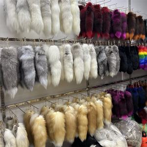 Queue de renard véritable en gros d'usine, 35-45 cm, queue de renard moelleuse, fourrure animale pour accessoires de décoration, queue de renard naturelle en fourrure pour porte-clés - Product Image 4