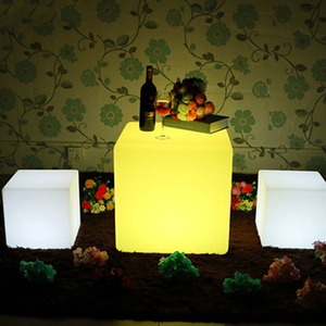 Moderno esterno LED cubo sedia nuovo Design colorato sgabello in <span class=keywords><strong>plastica</strong></span> per Bar o Hotel luce con caricatore per matrimoni - Product Image 1