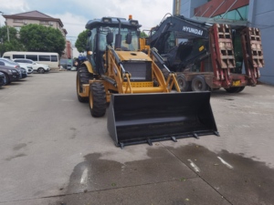 Chargeuse-pelleteuse CAT 420D d'occasion, avec godet frontal 4-en-1, bras télescopique, en bon état, matériel de construction en stock - Product Image 5