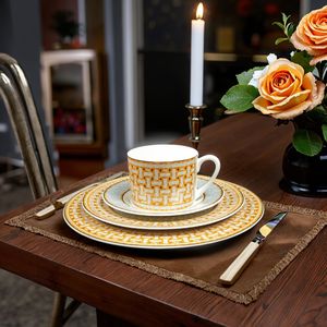 Services à thé de marque, assiettes de luxe, tasses à café arabes, soucoupes, vaisselle en porcelaine exquise de style occidental, ensembles de vaisselle pour cadeau - Product Image 1
