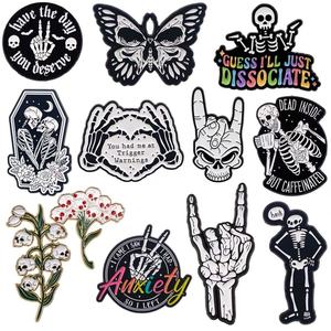 En gros, épingles en métal à l'effigie <span class=keywords><strong>de</strong></span> dessins animés, épingles en émail mignonnes squelette et fleur, badges décoratifs créatifs effrayants pour Halloween, accessoires pour vêtements et sacs - Product Image 1