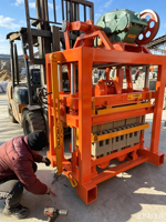 Machine à fabriquer des blocs de béton QTJ4-40 compatible avec plusieurs moules