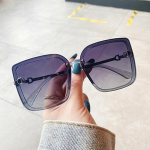 Gafas de Sol Polarizadas para Mujer Qianai, Montura Roja, Lentes Marrones, Protección UV400, Estilo Cuadrilateral, Moda Urbana - Product Image 5