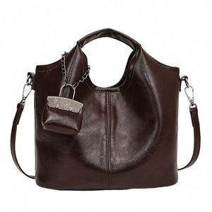 Bolso Tote de Lujo Vintage de PU con Logotipo Personalizado, Estilo Femenino, Cierre de Solapa Duradero con Asa y Decoración Metálica, Suministro ODM - Product Image 1