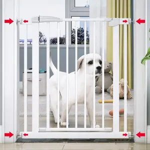 Pintu anak anjing keamanan pagar Playpen anak anjing pengunci dalam ruangan kualitas tinggi dapat ditarik untuk gerbang kucing