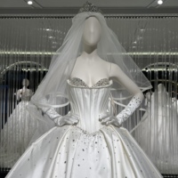 Robe de mariée de luxe moderne en satin ivoire, sans bretelles, longueur ras du sol, ornée de perles et de dentelle, avec voile en dentelle, taille personnalisée, OEM ODM disponible