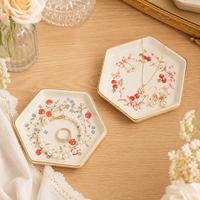 Plateau à bijoux hexagonal en céramique personnalisé avec bord doré, motif floral fraise, boîte cadeau, fournisseur en gros OEM ODM