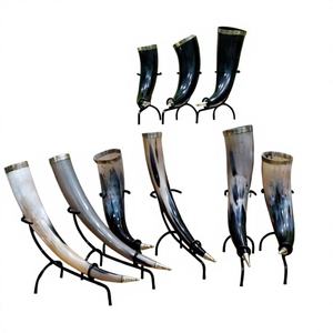 Corne à boire viking artisanale écologique avec support, tasse en corne de buffle naturelle avec détails en laiton pour usage domestique - Product Image 1