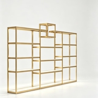 Étagère de présentation en métal doré antirouille avec étagères blanches et design asymétrique pour boutique de détail et salle d'exposition