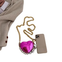 Mini sac cœur tendance avec décorations de perles, sac à bandoulière en cuir PU métallisé avec chaîne pour soirées et tenues mode