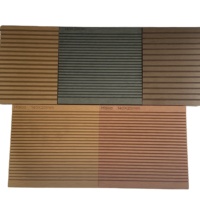 Tarima de WPC Coextruido de Primera Calidad, 140-23 mm, Gris Claro, con Relieve Profundo, Resistente al Agua, para Patios Exteriores