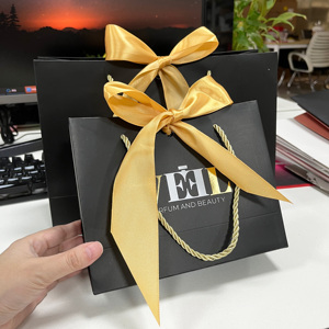 Sacs cadeaux noirs de luxe avec estampage à chaud doré - Grands sacs shopping en satin avec nœud pour parfums et bijoux - Product Image 4